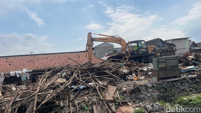 Pedagang Pasar Pacar Keling Surabaya direlokasi karena akan terdampak pengerjaan Jalan Tambang Boyo