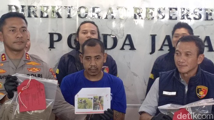 Tampang Arifin, pelaku begal yang beraksi di Demak hingga menyebabkan seorang wanita meninggal saat dihadirkan di Mapolda Jateng, Semarang, Kamis (3/7/2025).