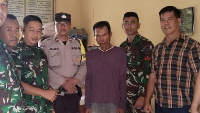 Pelaku Sungkono (tengah) saat diamankan ke kantor polisi. (Dok. Polsek Serbelawan)