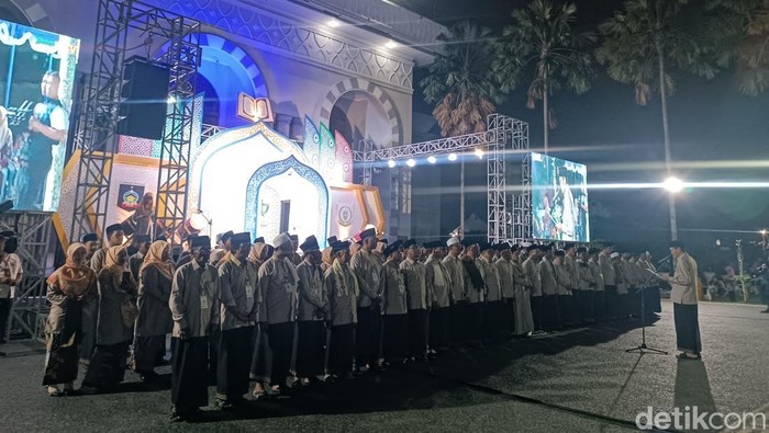 Pelantikan dewan juri lomba Musabaqah Tilawatil Quran (MTQ) tingkat kabupaten Lombok Tengah ke-31 tahun 2025 yang digelar di halaman masjid agung Praya, Lombok Tengah. (Edi Suryansyah/detikBali)