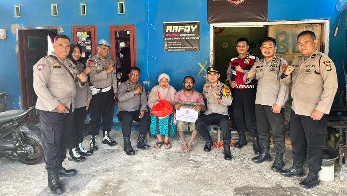 Pemberian tali asih Polsek Mandai kepada warga di Maros. Dokumen Istimewa