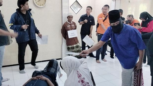 Sujito saat menjalani rekonstruksi membacok tetangganya gegara masalah tanah di Musala Al Manar Desa Kedungadem, Kecamatan Kedungadem Bojonegoro
