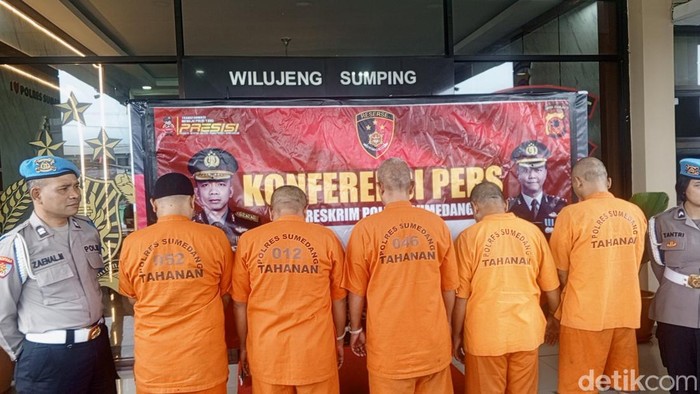 Lima wartawa gadungan berbaju tahanan. Mereka ditangkap polisi di Sumedang usai memeras kepala desa.