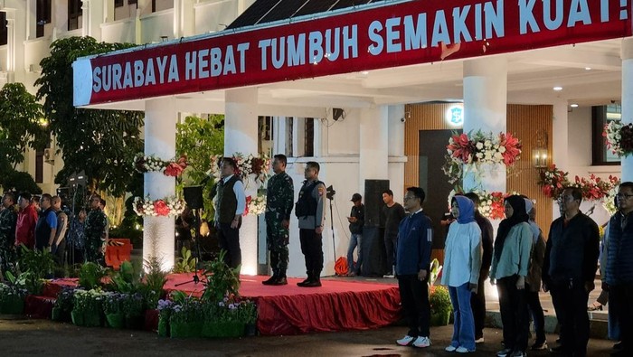 Apel sweeping anak pemberlakuan jam malam di Balai Kota Surabaya