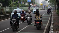 Aksi nekat pemotor lawan arah dan tidak pakai helm. Tindakan melanggar peraturan lalu lintas tersebut membahayakan keselamatan diri sendiri dan orang lain.