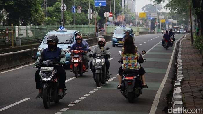 Pemotor Lawan Arah Hindari Macet Proyek LRT Pengendara sepeda motor melawan arus untuk menghindari kemacetan di proyek LRT di Jl Sultan Agung, Manggarai, Jakarta, Kamis (3/6/2025). Tindakan melanggar peraturan lalu lintas tersebut membahayakan keselamatan diri sendiri dan orang lain.