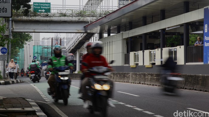 Pengendara sepeda motor melawan arus untuk menghindari kemacetan di proyek LRT di Jl Sultan Agung, Manggarai, Jakarta, Kamis (3/6/2025). Tindakan melanggar peraturan lalu lintas tersebut membahayakan keselamatan diri sendiri dan orang lain.