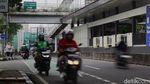 Aksi Pemotor Lawan Arah, Bertaruh Nyawa demi Hindari Macet Proyek LRT