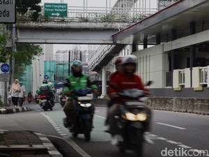 Driver Ojol Lawan Arah di Depan Polisi: Waktu Pak, Waktu Adalah Uang