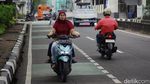Aksi Pemotor Lawan Arah, Bertaruh Nyawa demi Hindari Macet Proyek LRT