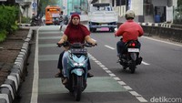 Pengendara sepeda motor melawan arus untuk menghindari kemacetan di proyek LRT di Jl Sultan Agung, Manggarai, Jakarta, Kamis (3/6/2025).