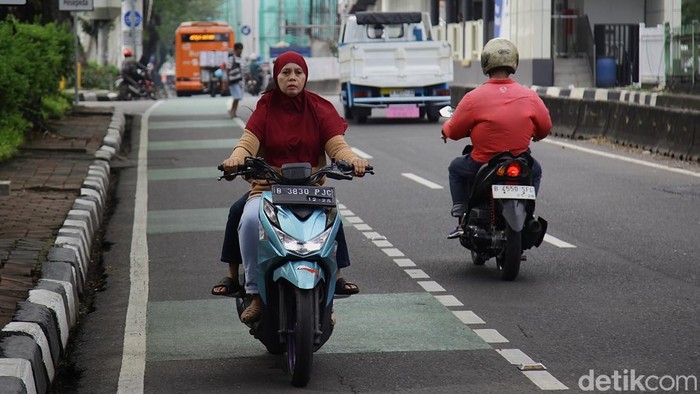 Pengendara sepeda motor melawan arus untuk menghindari kemacetan di proyek LRT di Jl Sultan Agung, Manggarai, Jakarta, Kamis (3/6/2025). Tindakan melanggar peraturan lalu lintas tersebut membahayakan keselamatan diri sendiri dan orang lain.