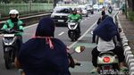 Aksi Pemotor Lawan Arah, Bertaruh Nyawa demi Hindari Macet Proyek LRT