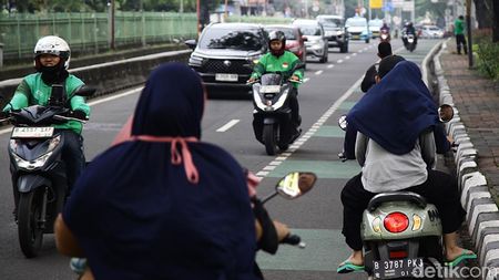 Aksi Pemotor Lawan Arah, Bertaruh Nyawa demi Hindari Macet Proyek LRT