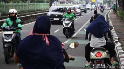 Aksi Pemotor Lawan Arah, Bertaruh Nyawa demi Hindari Macet Proyek LRT