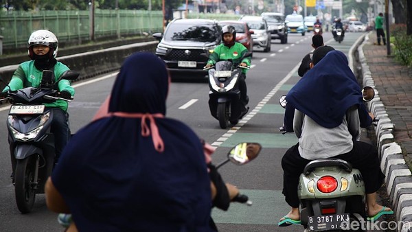 Aksi Pemotor Lawan Arah, Bertaruh Nyawa demi Hindari Macet Proyek LRT