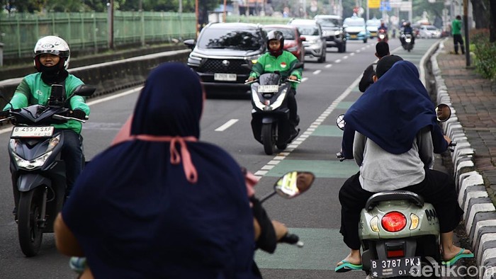 Pemotor Lawan Arah Hindari Macet Proyek LRT Pengendara sepeda motor melawan arus untuk menghindari kemacetan di proyek LRT di Jl Sultan Agung, Manggarai, Jakarta, Kamis (3/6/2025). Tindakan melanggar peraturan lalu lintas tersebut membahayakan keselamatan diri sendiri dan orang lain.