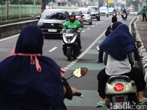 Aksi Pemotor Lawan Arah, Bertaruh Nyawa demi Hindari Macet Proyek LRT