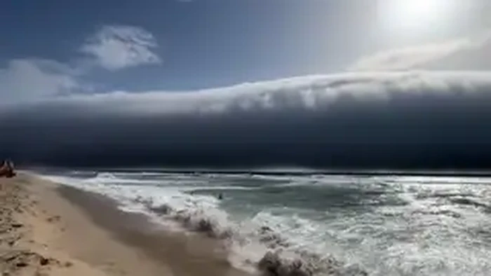 Penampakan roll cloud atau awan tsunami