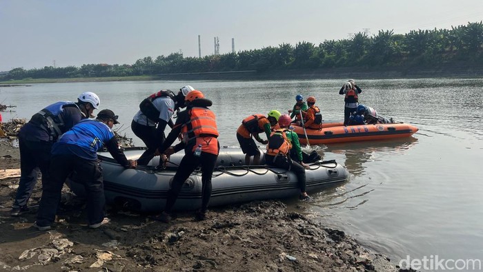 Pencarian pemuda lompat di Sungai Brantas Mojokerto
