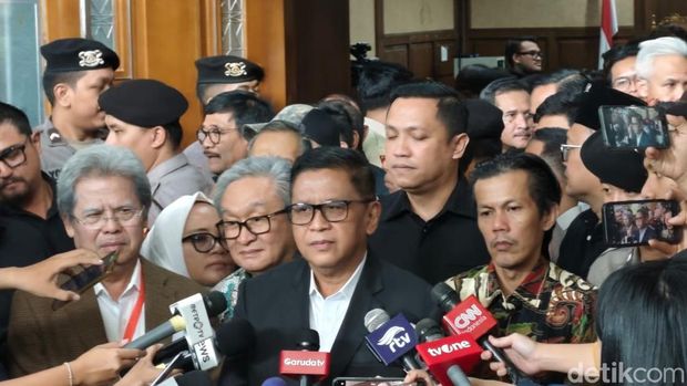Pengacara menilai tak logis Sekjen PDIP Hasto Kristiyanto dituntut 7 tahun bui atas dugaan suap PAW untuk anggota DPR Harun Masiku dan perintangan penyidikan. (Mulia Budi/detikcom)