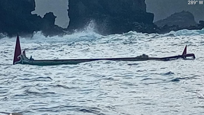 Perahu nelayan diduga milik nelayan Jember yang hilang ditemukan terbalik di perairan Tulungagung/Trenggalek