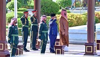 Presiden Prabowo dan Pangeran MBS berdiri tegak mendengarkan lagu kebangsaan Indonesia Raya dan lagu kebangsaan Arab Saudi. (Foto: Muchlis Jr - Biro Pers Sekretariat Presiden)