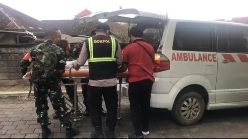 Petugas mengevakuasi jenazah balita 3 tahun korban tenggelamnya KMP Tunu Pratama Jaya di RSU Negara, Kamis (3/7/2025).