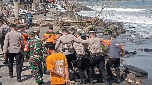 Petugas mengevakuasi jenazah korban KMP Tunu Pratama Jaya di Jembrana, Kamis (3/7/2025). Kapal itu tenggelam di Selat Bali sehari sebelumnya. (Istimewa)