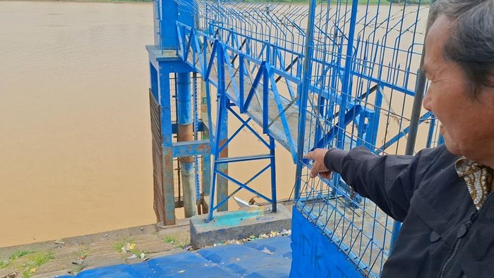Petugas Pos Duga Air Otomatis Tanggo Rajo Jambi, Syahruddin saat menunjukan kondisi air sungai surut