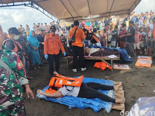 Petugas saat melakukan identifikasi jenazah yang terdampar di pesisir Pabtai Pebuahan, Kecamatan Negara, Kabupaten Jemvrana, Kamis (3/7/2025). (I Putu Adi Budiastrawan/detikBali)