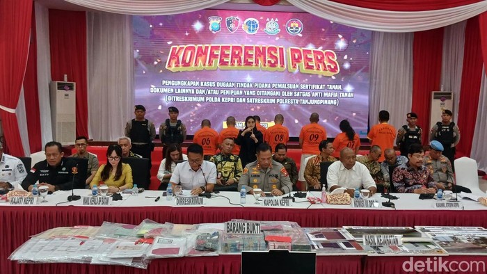 Polda Kepri bongkar sindikat pemalsu sertifikat tanah di Tanjungpinang, Bintan dan Batam. (Alamudin Hamapu/detikSumut)