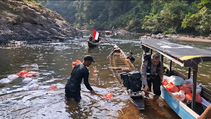 Polda Riau melaksanakan program Jalur menembus warga di pedalaman Kampar Kiri Hulu, Kabupaten Kampar, Kamis (26/6/2025).