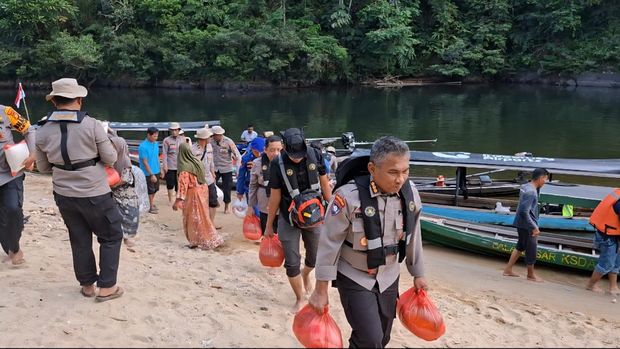 Polda Riau melaksanakan program 'Jalur' menembus warga di pedalaman Kampar Kiri Hulu, Kabupaten Kampar, Kamis (26/6/2025).
