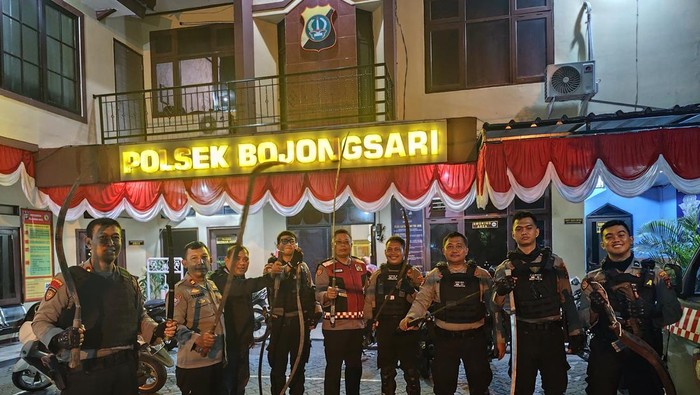 Polisi Tangkap 11 Anggota Geng Bojong Kuring di Depok, Sita Belasan Sajam