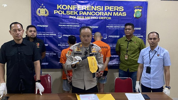 Polisi Tangkap Dua Begal Bersenjata Golok di Depok