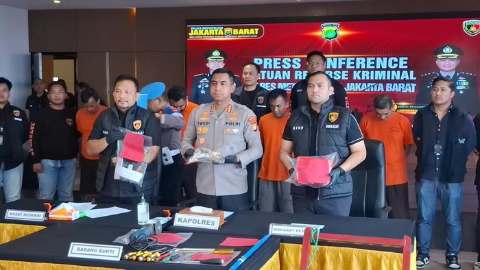 Polres Metro Jakarta Barat menggelar konferensi pers kasus pencurian di rumah mewah di Kebon Jeruk, Kamis (3/7/2025).
