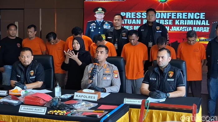 Polres Metro Jakarta Barat mengungkap kasus maling rumah mewah di Kebon Jeruk