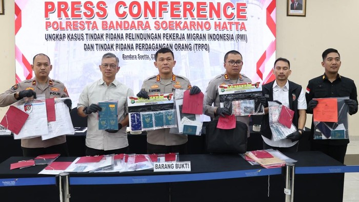 Polresta Bandara Soekarno-Hatta menggelar konferensi pers terkait pengiriman pekerja migran ilegal, Kamis (3/7/2025).