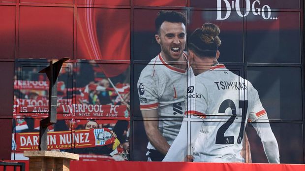 Poster yang menggambarkan pemain sepak bola Portugal dari Liverpool, Diogo Jota, dipajang di luar Stadion Anfield, di Liverpool, Inggris, 3 Juli 2025. (REUTERS/Temilade Adelaja)