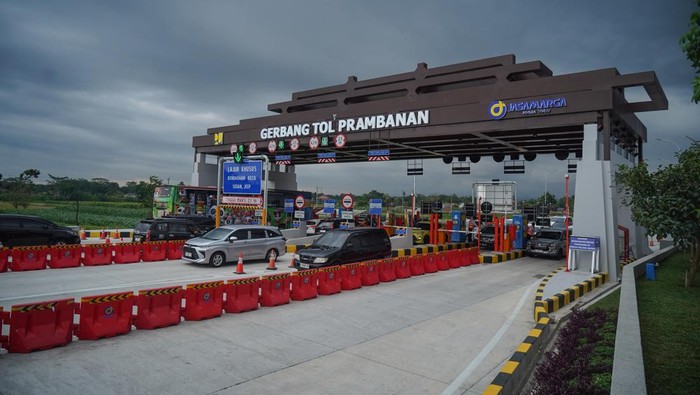 Sejumlah mobil antre di Gerbang Tol Prambanan, Klaten, Jawa Tengah, Kamis (3/7/2025). Jalan Tol Solo-Yogyakarta-NYIA Kulonprogo segmen Klaten-Prambanan sepanjang 7,85 kilometer dioperasikan mulai pukul 06.00 WIB tanpa tarif selama periode uji coba. ANTARA FOTO/Hendra Nurdiyansyah/tom.