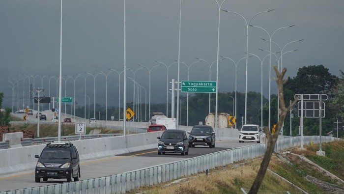 Sejumlah mobil antre di Gerbang Tol Prambanan, Klaten, Jawa Tengah, Kamis (3/7/2025). Jalan Tol Solo-Yogyakarta-NYIA Kulonprogo segmen Klaten-Prambanan sepanjang 7,85 kilometer dioperasikan mulai pukul 06.00 WIB tanpa tarif selama periode uji coba. ANTARA FOTO/Hendra Nurdiyansyah/tom.
