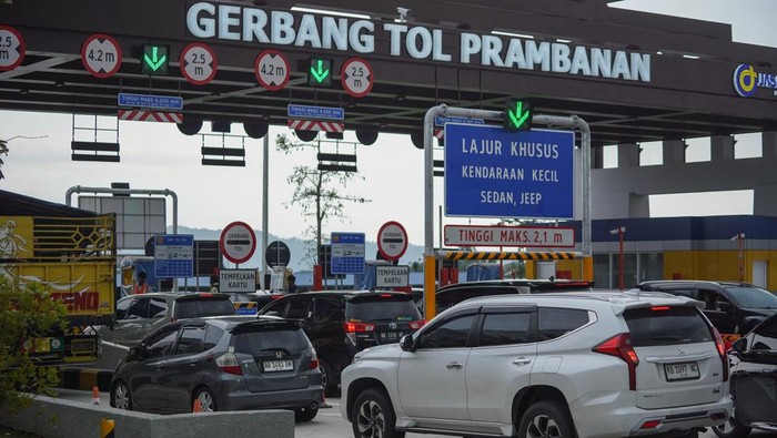 Sejumlah mobil antre di Gerbang Tol Prambanan, Klaten, Jawa Tengah, Kamis (3/7/2025). Jalan Tol Solo-Yogyakarta-NYIA Kulonprogo segmen Klaten-Prambanan sepanjang 7,85 kilometer dioperasikan mulai pukul 06.00 WIB tanpa tarif selama periode uji coba. ANTARA FOTO/Hendra Nurdiyansyah/tom.