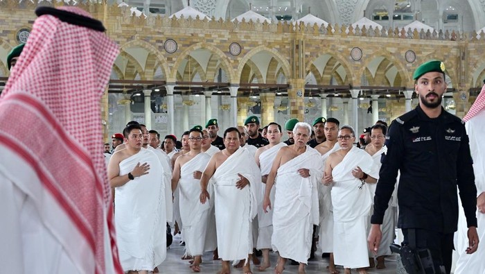 Potret Prabowo Ibadah Umrah: Masuk Ka'bah-Cium Hajar Aswad