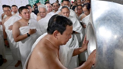 Potret Prabowo Ibadah Umrah: Masuk Kabah-Cium Hajar Aswad