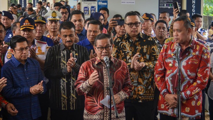 Gurbernur DKI Jakarta Pramono Anung (tengah) bersama Wali Kota Bekasi Tri Adhianto Tjahyono (kanan) memberikan keterangan saat peluncuran Transjabodetabek rute Terminal Bekasi - Galunggung di Halte Bus Transjakarta Galunggung, Jakarta, Kamis (3/7/2025). Pemprov DKI Jakarta bekerja sama dengan Pemeritah Kota Bekasi membuka rute baru Transjakarta tujuan Terminal Bekasi - Galunggung untuk memperluas jaringan transportasi umum di kawasan Jakarta dan sekitarnya. ANTARA FOTO/Fathul Habib Sholeh/bar
