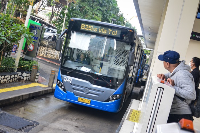 Pramono Anung Resmikan Rute Baru TJ Terminal Bekasi-Galunggung Gurbernur DKI Jakarta Pramono Anung (tengah) bersama Wali Kota Bekasi Tri Adhianto Tjahyono (kanan) memberikan keterangan saat peluncuran Transjabodetabek rute Terminal Bekasi - Galunggung di Halte Bus Transjakarta Galunggung, Jakarta, Kamis (3/7/2025). Pemprov DKI Jakarta bekerja sama dengan Pemeritah Kota Bekasi membuka rute baru Transjakarta tujuan Terminal Bekasi - Galunggung untuk memperluas jaringan transportasi umum di kawasan Jakarta dan sekitarnya. ANTARA FOTO/Fathul Habib Sholeh/bar