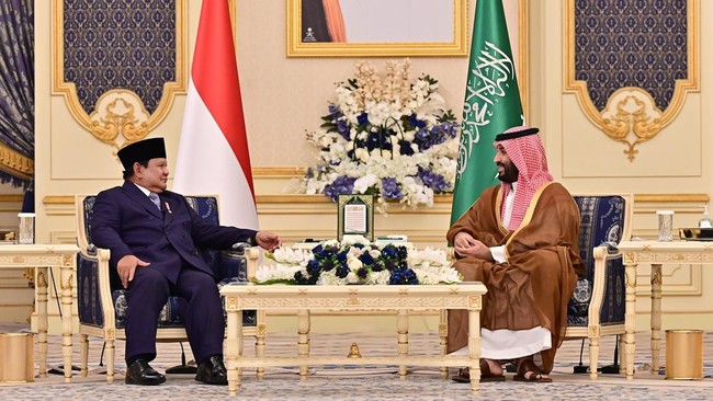 Prabowo Masuk Kabah dan Cium Hajar Aswad Saat Umrah