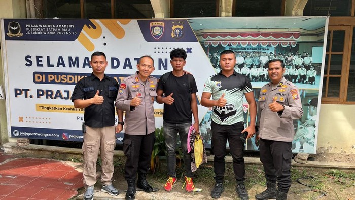 Program Jalur Polda Riau mengantarkan 3 pemuda Kampar menuju profesi Satpam. Ketiga pemuda ini masuk ke 3 Pusdik jasa pengamanan di Kota Pekanbaru, Rabu (2/7/2025).