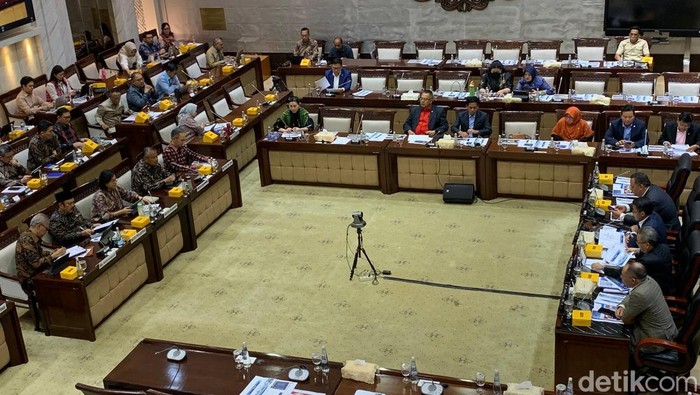 Menteri Keuangan Sri Mulyani (tengah) berfoto bersama Direktur Jenderal Bea Cukai Djaka Budi Utama (kiri) dan Direktur Jenderal Pajak Bimo Wijayanto (kanan) sebelum memberikan pemaparan pada konferensi pers APBN KiTa di Kantor Kementerian Keuangan, Jakarta, Jumat (23/5/2025). Menteri Keuangan Sri Mulyani menyatakan Anggaran Pendapatan dan Belanja Negara (APBN) per akhir April 2025 tercatat surplus Rp4,3 triliun atau sebesar 0,02 persen terhadap Produk Domestik Bruto (PDB), yang ditopang oleh total pendapatan negara mencapai Rp810,5 triliun atau setara 27 persen dari target APBN 2025.